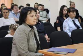 Сотрудников миграционного подразделения ОМВД России по Хабаровскому району поздравили с профессиональным праздником