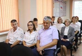 Сотрудников миграционного подразделения ОМВД России по Хабаровскому району поздравили с профессиональным праздником