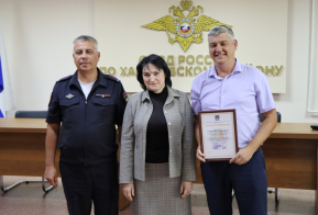 Сотрудников миграционного подразделения ОМВД России по Хабаровскому району поздравили с профессиональным праздником