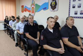 Сотрудников миграционного подразделения ОМВД России по Хабаровскому району поздравили с профессиональным праздником