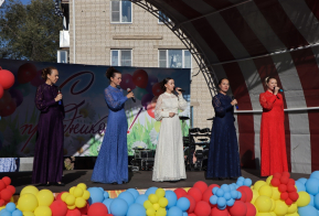На обновлённой площади жители отметили 95-летие села Тополево